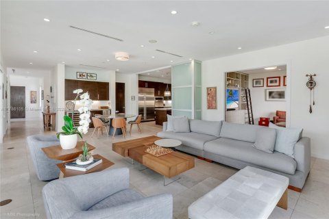 House in Miami, Florida 6 bedrooms, 888.24 sq.m. № 1646307 - photo 19