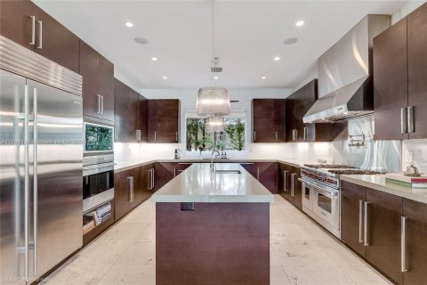House in Miami, Florida 6 bedrooms, 888.24 sq.m. № 1646307 - photo 16