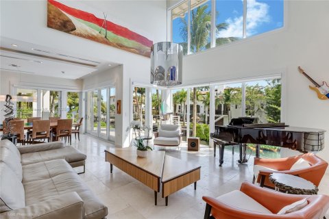 House in Miami, Florida 6 bedrooms, 888.24 sq.m. № 1646307 - photo 8