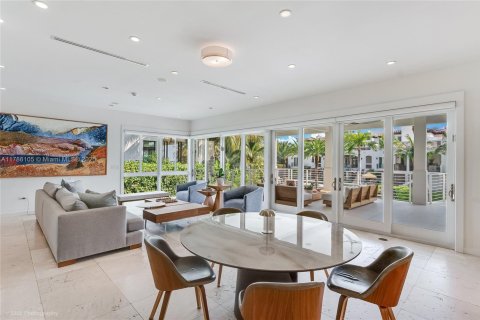 House in Miami, Florida 6 bedrooms, 888.24 sq.m. № 1646307 - photo 15