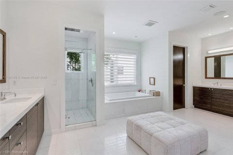House in Miami, Florida 6 bedrooms, 888.24 sq.m. № 1646307 - photo 26