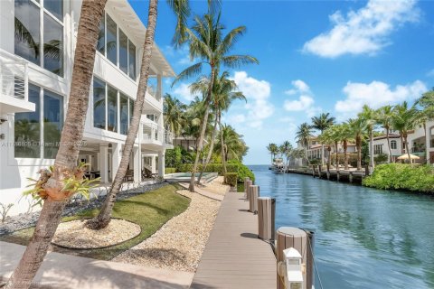 House in Miami, Florida 6 bedrooms, 888.24 sq.m. № 1646307 - photo 5