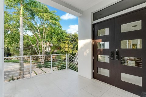 House in Miami, Florida 6 bedrooms, 888.24 sq.m. № 1646307 - photo 6