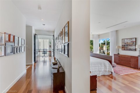 House in Miami, Florida 6 bedrooms, 888.24 sq.m. № 1646307 - photo 23
