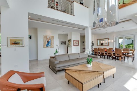 House in Miami, Florida 6 bedrooms, 888.24 sq.m. № 1646307 - photo 10