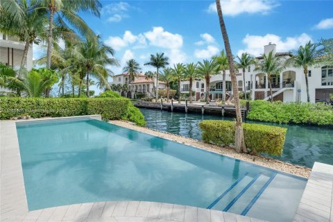 House in Miami, Florida 6 bedrooms, 888.24 sq.m. № 1646307 - photo 4
