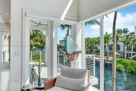 House in Miami, Florida 6 bedrooms, 888.24 sq.m. № 1646307 - photo 13
