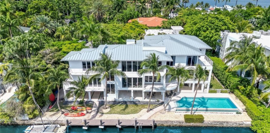 House in Miami, Florida 6 bedrooms, 888.24 sq.m. № 1646307