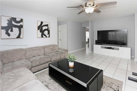 Casa en venta en Pembroke Pines, Florida, 4 dormitorios, 241.17 m2 № 1868618 - foto 7