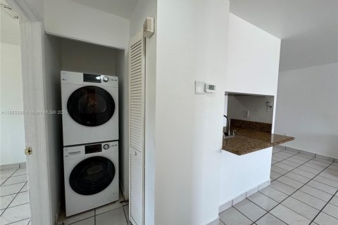 Снять в аренду кондоминиум в Майами, Флорида 2 спальни, 76.64м2, № 1933921 - фото 9