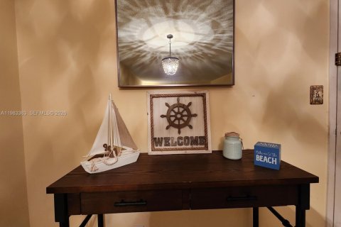 Condo in Hallandale Beach, Florida, 2 bedrooms  № 2050119 - photo 3