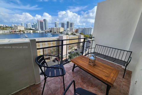 Condo in Hallandale Beach, Florida, 2 bedrooms  № 2050119 - photo 1