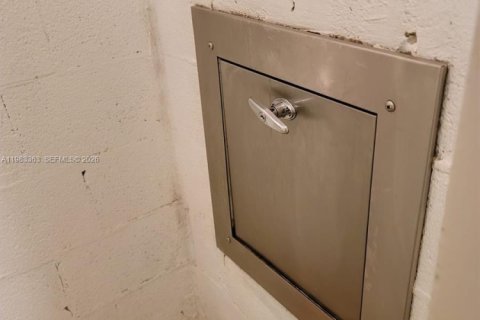 Condo in Hallandale Beach, Florida, 2 bedrooms  № 2050119 - photo 26