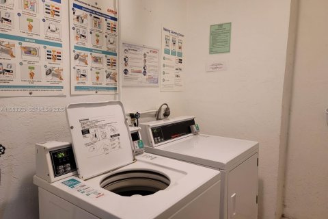 Condo in Hallandale Beach, Florida, 2 bedrooms  № 2050119 - photo 25