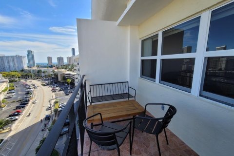 Condo in Hallandale Beach, Florida, 2 bedrooms  № 2050119 - photo 28