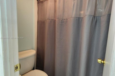 Condo in Hallandale Beach, Florida, 2 bedrooms  № 2050119 - photo 14