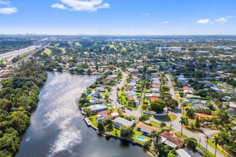 Villa ou maison à louer à Hollywood, Floride: 3 chambres, 142.79 m2 № 1976117 - photo 8