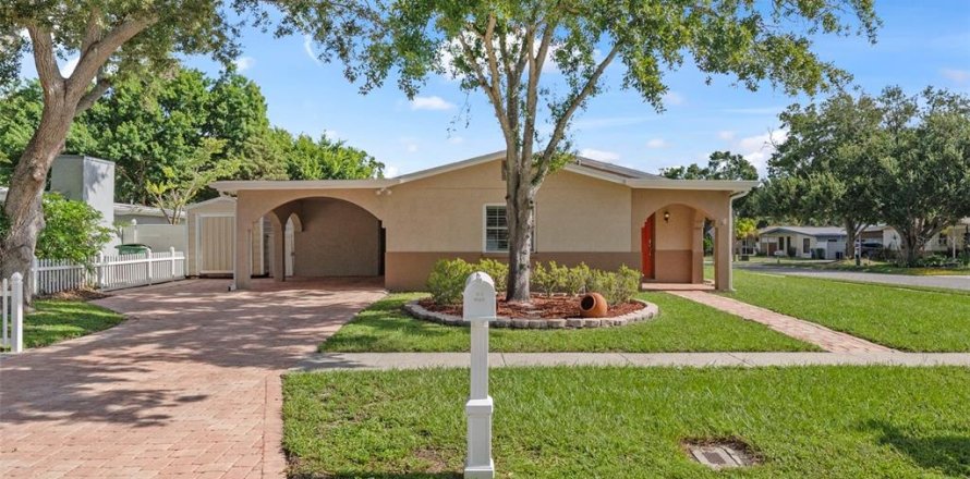House in Tampa, Florida 3 bedrooms, 111.85 sq.m. № 1855431