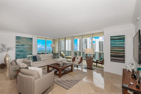Condo in Hallandale Beach, Florida, 2 bedrooms  № 1888764 - photo 29