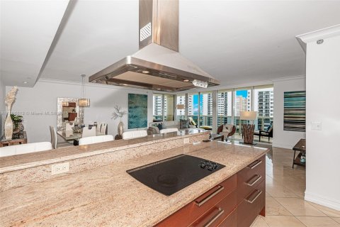 Condo in Hallandale Beach, Florida, 2 bedrooms  № 1888764 - photo 7