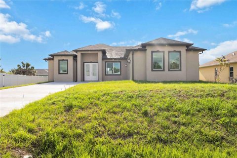 House in Englewood, Florida 3 bedrooms, 156.91 sq.m. № 2142108