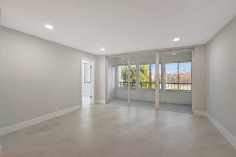 Condo in Lake Worth, Florida, 2 bedrooms № 2249730 - photo 14