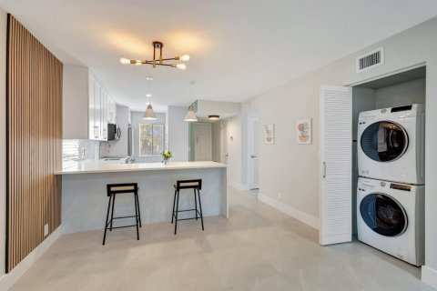 Condo in Lake Worth, Florida, 2 bedrooms № 2249730 - photo 5