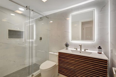 Condo in Lake Worth, Florida, 2 bedrooms № 2249730 - photo 21