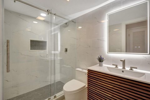 Condo in Lake Worth, Florida, 2 bedrooms № 2249730 - photo 22