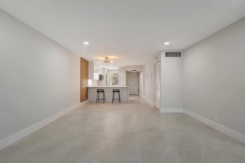 Condo in Lake Worth, Florida, 2 bedrooms № 2249730 - photo 2