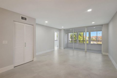 Condo in Lake Worth, Florida, 2 bedrooms № 2249730 - photo 13