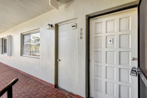 Condo in Lake Worth, Florida, 2 bedrooms № 2249730 - photo 25
