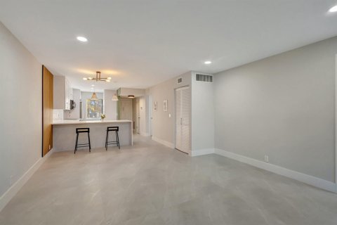Condo in Lake Worth, Florida, 2 bedrooms № 2249730 - photo 11