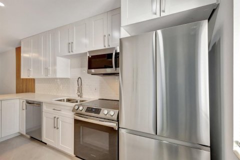 Condo in Lake Worth, Florida, 2 bedrooms № 2249730 - photo 8