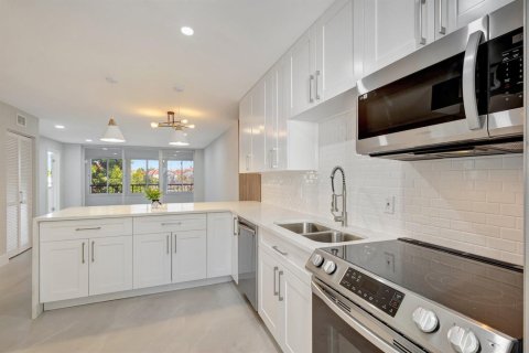 Condo in Lake Worth, Florida, 2 bedrooms № 2249730 - photo 4