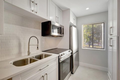 Condo in Lake Worth, Florida, 2 bedrooms № 2249730 - photo 7
