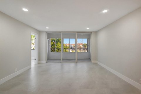 Condo in Lake Worth, Florida, 2 bedrooms № 2249730 - photo 12