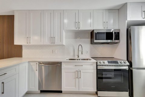 Condo in Lake Worth, Florida, 2 bedrooms № 2249730 - photo 9