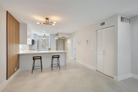 Condo in Lake Worth, Florida, 2 bedrooms № 2249730 - photo 10
