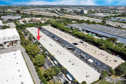 Commercial property in Miami Lakes, Florida № 1210164