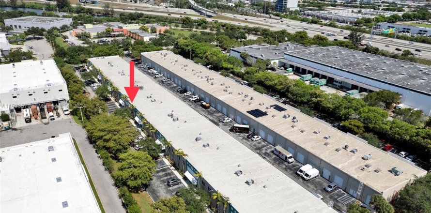Commercial property in Miami Lakes, Florida № 1210164