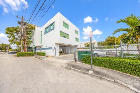 Commercial property in Miami, Florida № 2088946