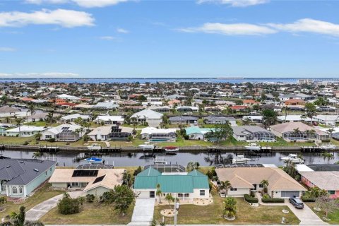 House in Punta Gorda, Florida 3 bedrooms, 151.9 sq.m. № 1717553 - photo 2