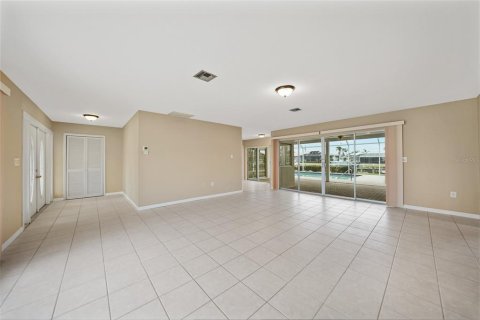 House in Punta Gorda, Florida 3 bedrooms, 151.9 sq.m. № 1717553 - photo 4