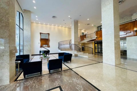 Снять в аренду коммерческую недвижимость в Майами-Бич, Флорида № 1132888 - фото 1