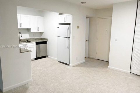 Copropriété à louer à Lauderhill, Floride: 1 chambre, 74.32 m2 № 2390499 - photo 3