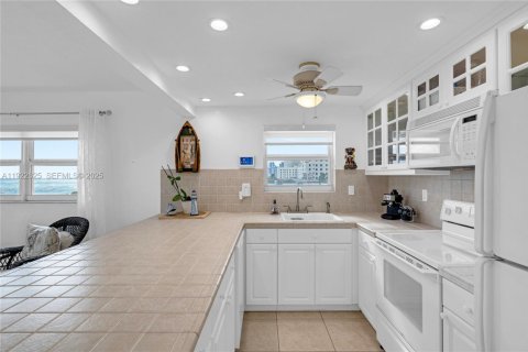 Купить кондоминиум в Холливуд, Флорида 2 спальни, 92.9м2, № 1982536 - фото 14