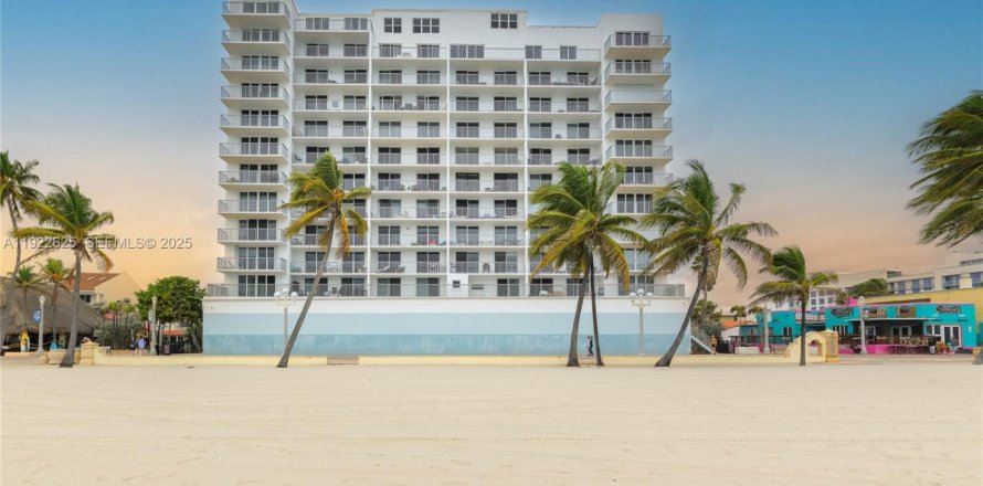 Кондоминиум с 2 спальнями в Холливуд, Флорида № 1982536