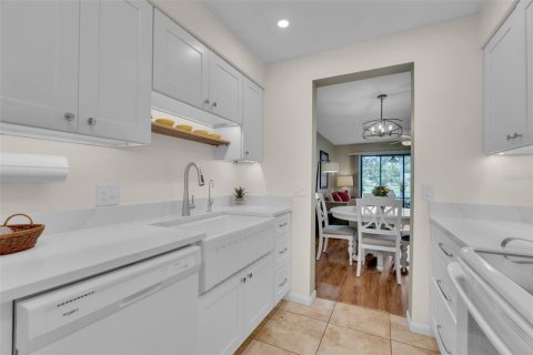 Condo in Sarasota, Florida, 2 bedrooms № 2198393 - photo 2