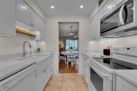 Condo in Sarasota, Florida, 2 bedrooms № 2198393 - photo 30